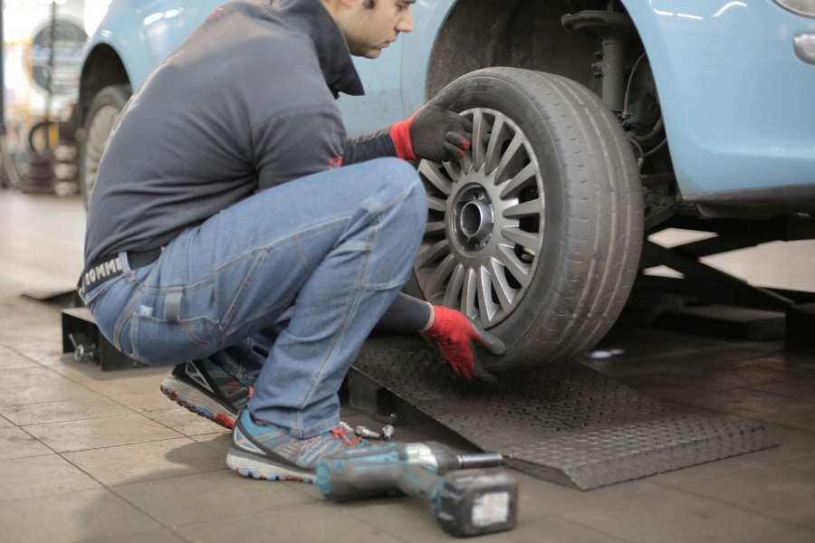 Les outils nécessaires au démontage et au changement d'une roue de voiture